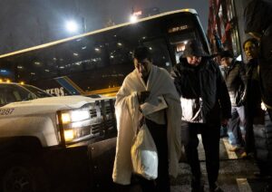 Texas envía buses con migrantes a la casa de Kamala Harris en Nochebuena
