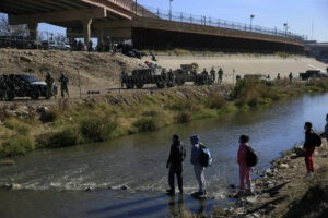 Texas refuerza su frontera en El Paso en medio de la polémica por entrada de migrantes