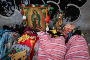 Tiendas de campaa y retratos de la Virgen: millones de mexicanos peregrinan a Guadalupe