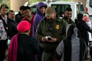 Tribunal Supremo de EEUU mantiene temporalmente las restricciones fronterizas a los solicitantes de asilo