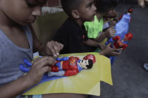 Un juguete navideño similar a Maduro desata la polémica en Venezuela