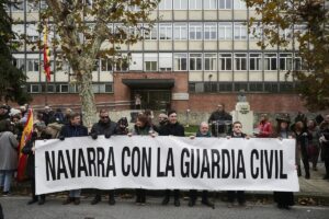 Un millar de personas muestran su apoyo a la Guardia Civil en Navarra tras el acuerdo sobre el traspaso de Tráfico