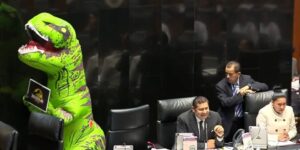 Una senadora mexicana se viste de dinosaurio para protestar contra López Obrador: «Jurassic Plan»