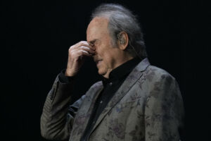 #VIDEO Serrat da su último concierto en Barcelona, conmovido y feliz