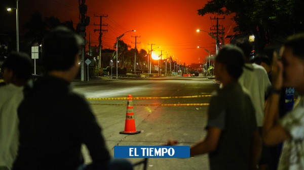 Vista nocturna del incendio en Vía 40 en el norte de Barranquilla - Barranquilla - Colombia