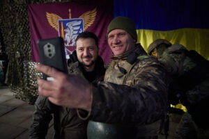 Zelenski visita el frente del Donbs, donde se libran los combates ms duros de la guerra en Ucrania