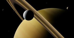¿Por qué Saturno tienen tantas lunas?