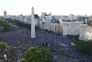 ▷ #VIDEO ¡Impresionante! Así estaba el Obelisco de Buenos Aires a vista de dron, tras la clasificación de Argentina a la final #15Dic