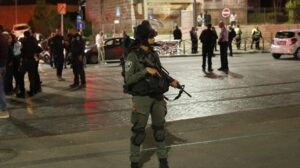 Policías en los alrededores de la sinagoga atacada en Jerusalén. Foto: Efe