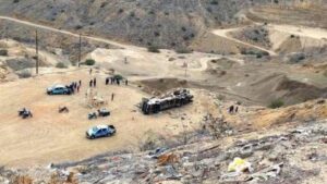 Al menos 20 muertos en Perú tras caer autobús por precipicio