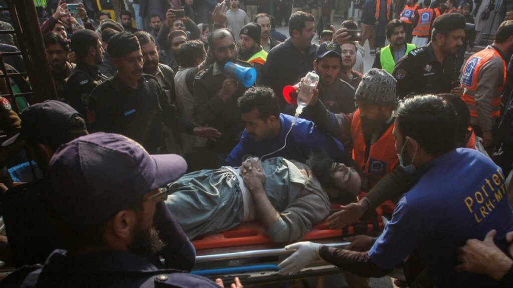 Al menos 32 muertos y 147 heridos en un ataque suicida en una mezquita de Pakistán