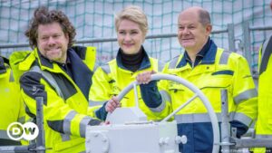Alemania inaugura su segunda terminal de gas natural licuado | Europa al día | DW