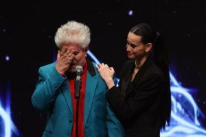 Almodóvar se emociona recordando a su madre al recoger el Premio Feroz de Honor