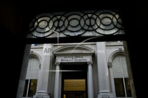 Argentina recompra deuda para lograr más acceso a mercados