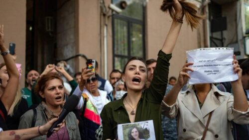 Arrestan a tres mujeres periodistas en Irán