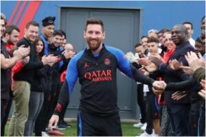 Así recibieron a Leo Messi en el PSG tras salir campeón del mundo con Argentina (+Video)