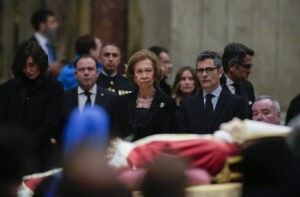 Banderas a media asta para despedir a Benedicto XVI con un funeral a la altura de un Papa reinante