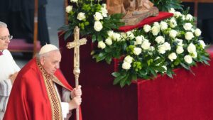 Benedicto XVI es despedido ante miles de fieles