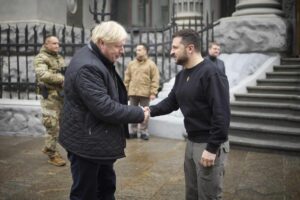 Boris Johnson visita Ucrania y pide que se entreguen a Kiev las "herramientas" que necesita para ganar la guerra