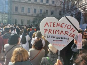 Cerca de 200 médicos y pediatras se concentran frente al Reina Sofía en defensa de la Atención Primaria