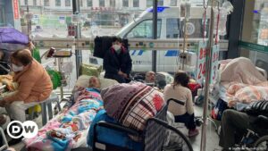 China reporta casi 13.000 muertes por COVID-19 en una semana | Coronavirus | DW