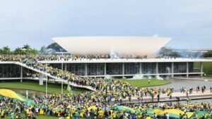 Cientos de bolsonaristas asaltan el Congreso de Brasil
