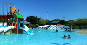 Cierran parque acuático tras deceso de un niño en la piscina