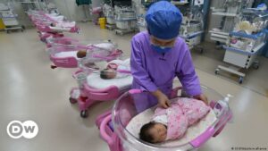 Con la caída de la natalidad, ¿cómo saldrá la economía china adelante? | El Mundo | DW