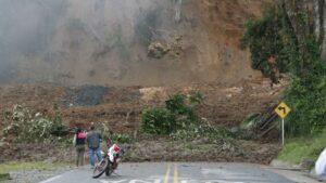 Derrumbe en Cauca: empieza la crisis económica por la vía bloqueada - Otras Ciudades - Colombia