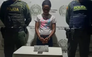 Detienen a venezolana que usaba a su hija de 4 años para robar en Colombia