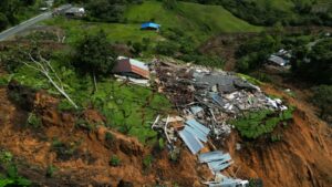 Drama de viajeros que no han podido movilizarse por derrumbe en Cauca - Otras Ciudades - Colombia