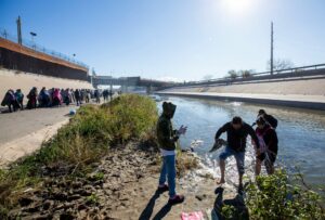 EE.UU. deportó a más de un centenar de migrantes a México