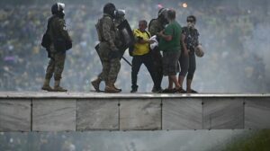 Policías se enfrentan a seguidores del expresidente brasileño, Jair Bolsonaro