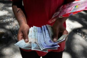El bolívar cayó 5% frente al dólar en la primera semana de 2023