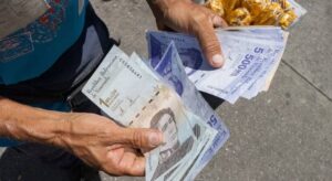 El bolívar se devalúa 5,6 % frente al dólar en una semana