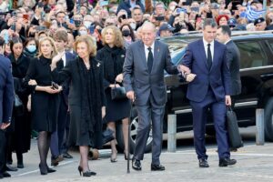 El funeral de Constantino vuelve a reunir en público a Felipe VI con el Rey emérito, las infantas y sus sobrinos