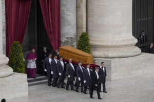 El papa Francisco, en el funeral de Benedicto XVI: "Gracias por su sabidura, delicadeza y dedicacin"