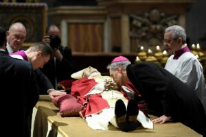 El secretario personal de Benedicto XVI dice que Francisco le provoc "dolor en el corazn" al limitar la misa en latn
