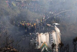 Encuentran 68 cadáveres del avión que se estrelló en Nepal