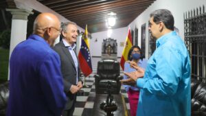 Expresidente español Rodríguez Zapatero visita a Maduro "para apoyar diálogo"
