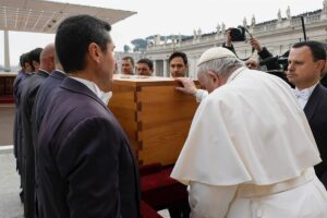 Francisco despide a Benedicto XVI, "fiel amigo de Dios", ante 50.000 fieles y reza ante su ataúd