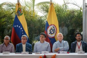 Gobierno colombiano y el ELN celebran reunión extraordinaria en Caracas