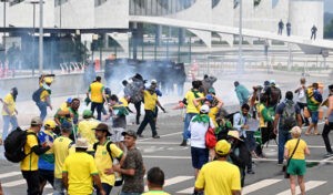 Invasin violenta de partidarios de Bolsonaro en las sedes de los tres poderes en Brasil: "Es un intento de golpe de Estado"