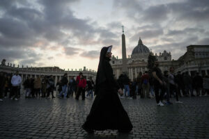 Italia se prepara expectante para dar el último adiós a Benedicto XVI: capilla ardiente, funeral "sobrio" e histórico y otras incógnitas