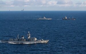 La Royal Navy "escolta" a una fragata rusa equipada con misiles Zircon