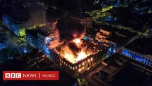 La jornada de la "toma de Lima" termina con fuertes enfrentamientos y el incendio en un edificio en el centro histórico de la capital peruana