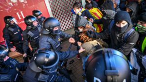 La manifestación independentista contra la cumbre España-Francia en Barcelona acaba con cargas policiales.