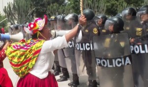 La polica peruana asalta la universidad donde se refugiaban los manifestantes