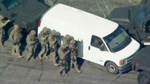 La policía confirma la muerte del sospechoso de perpetrar el tiroteo en el que murieron 10 personas cerca de Los Ángeles