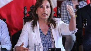 La presidenta de Perú amenaza con reformar la Constitución si el Congreso no adelanta las elecciones a 2023